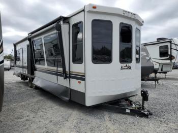  Salvage Ceda 5th Wheel