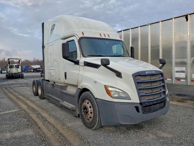  Salvage Freightliner Cascadia 1