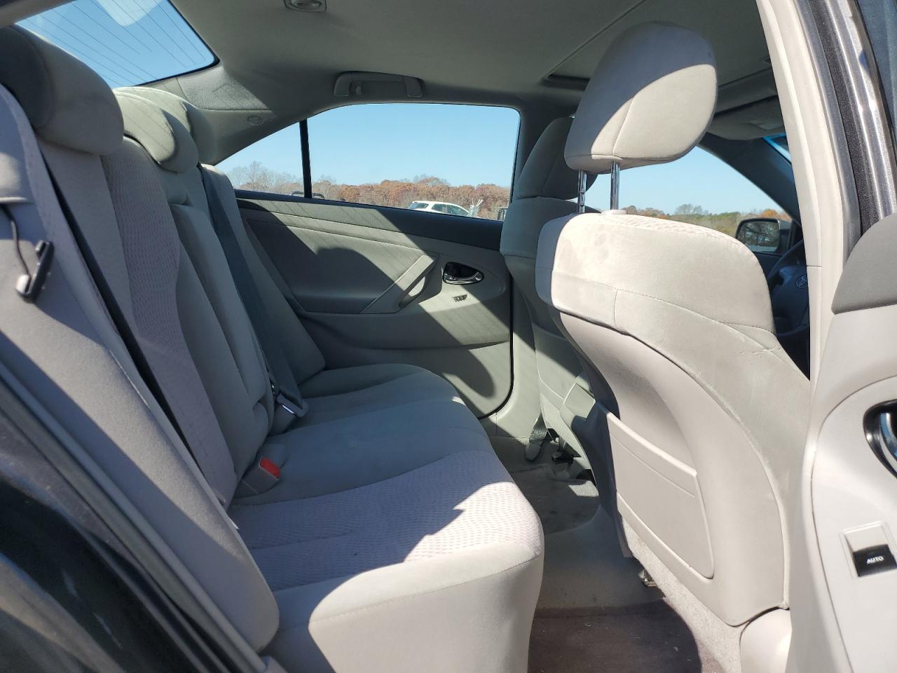 Toyota Camry Base Image 6