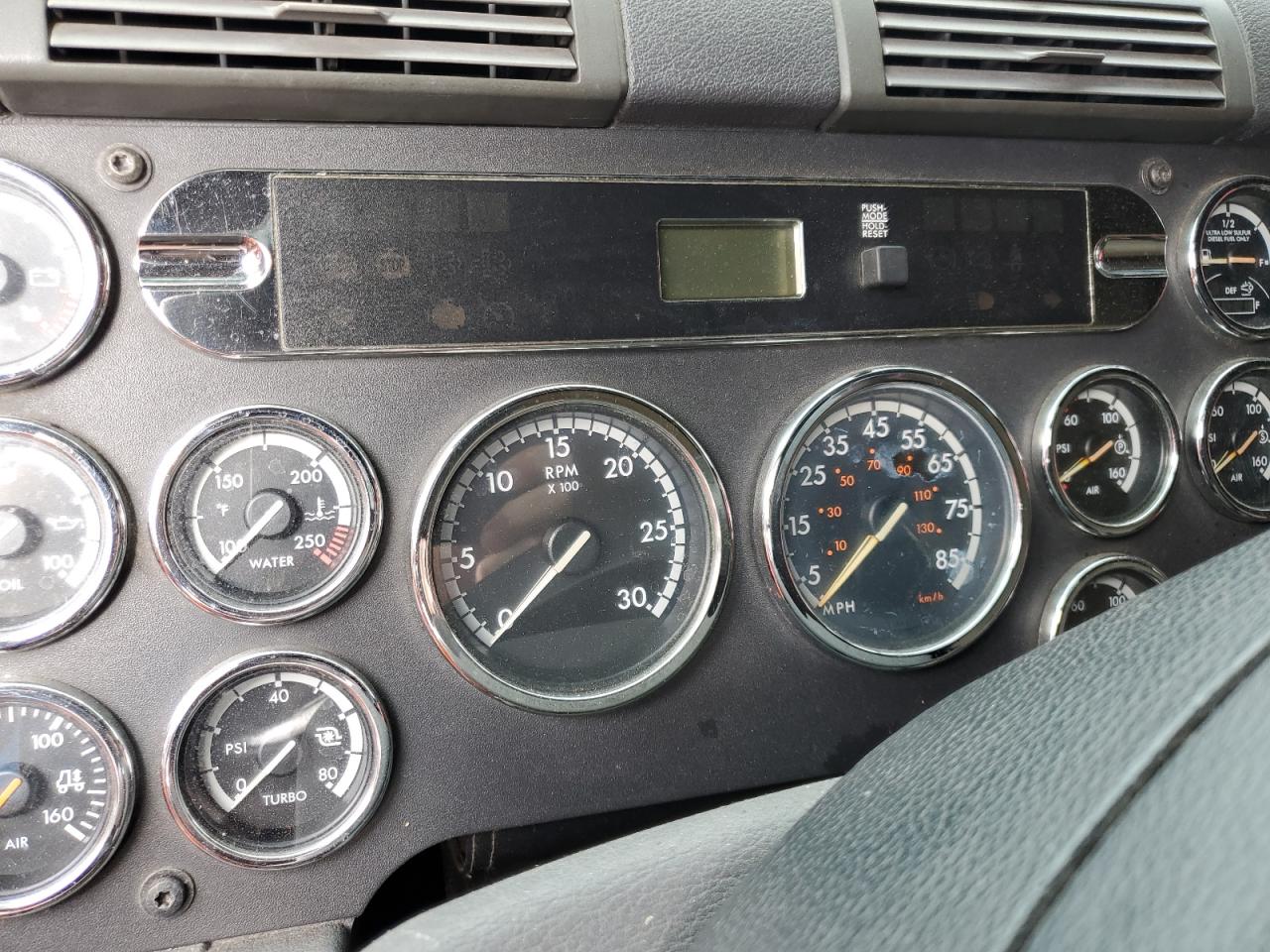 Freightliner Cascadia Image 10