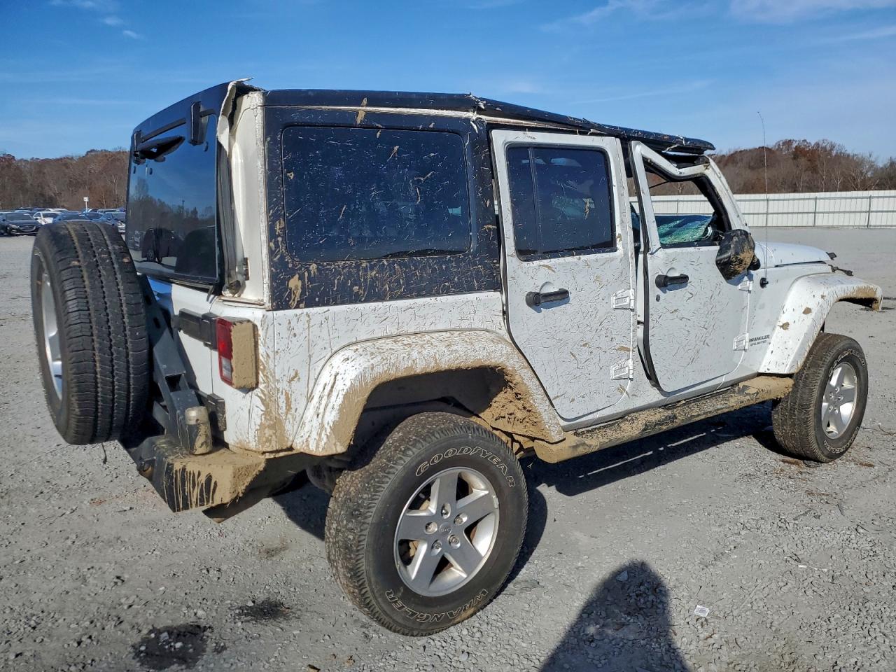 Jeep Wrangler Sahara Image 12