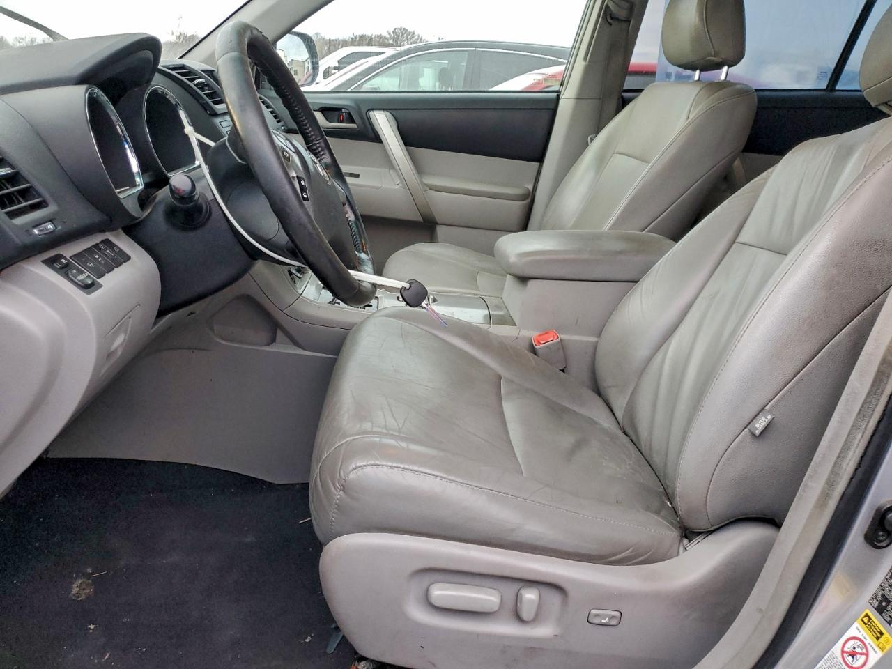 Toyota Highlander Base Image 6