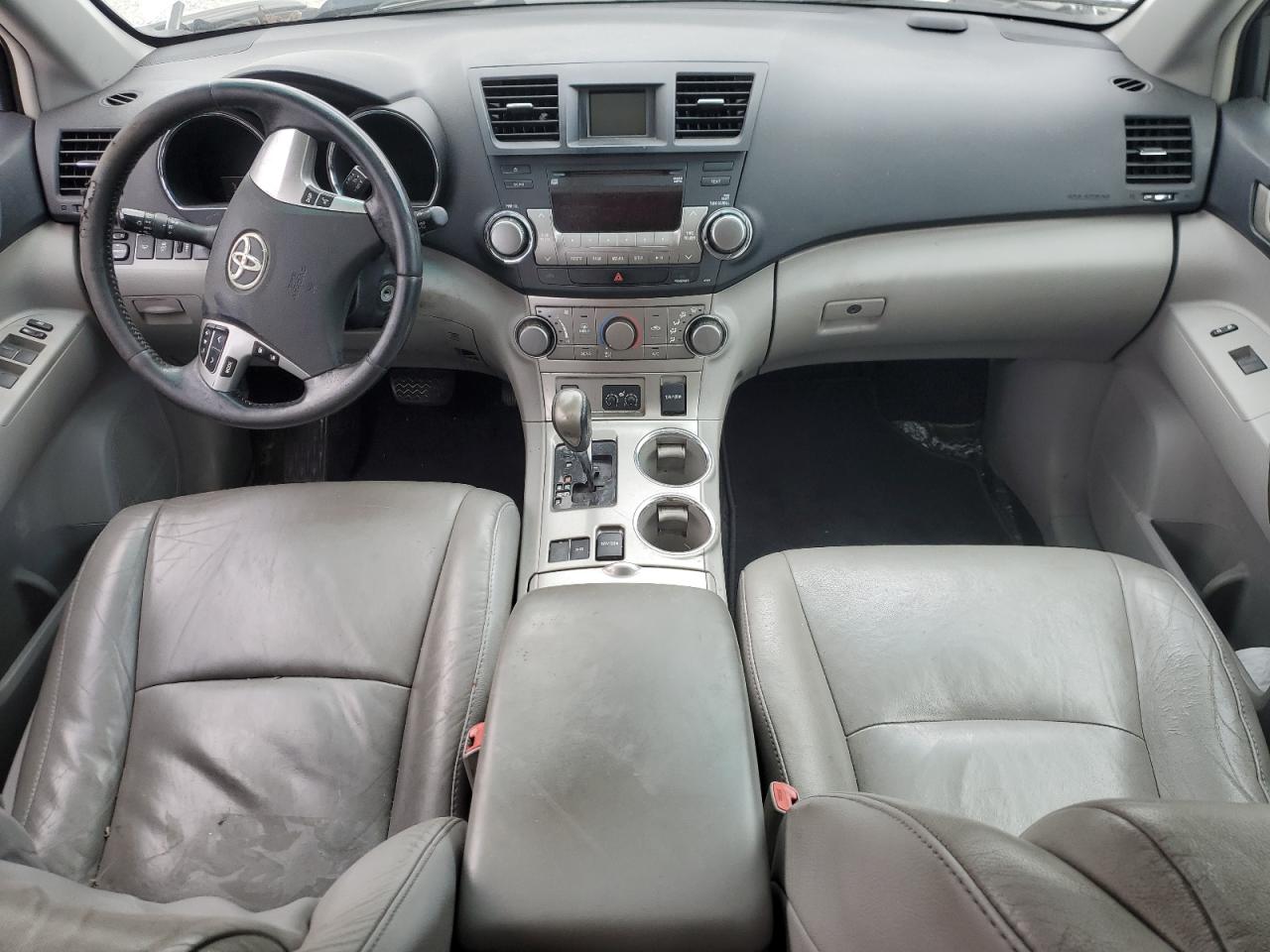 Toyota Highlander Base Image 13