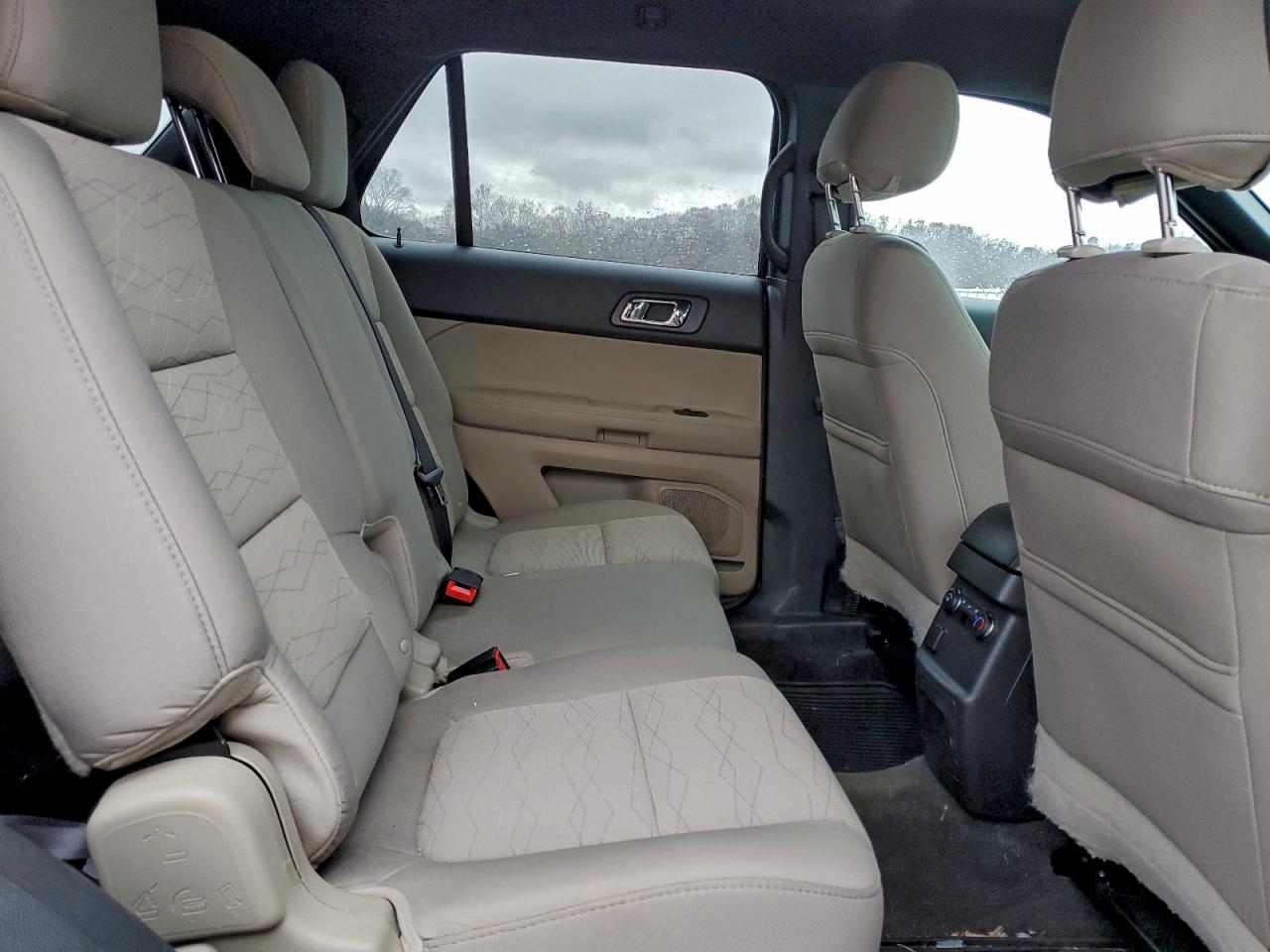 Ford Explorer Image 8