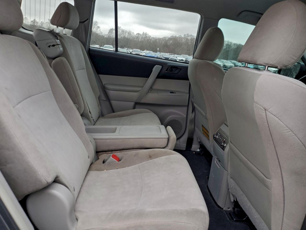 Toyota Highlander Base Image 10