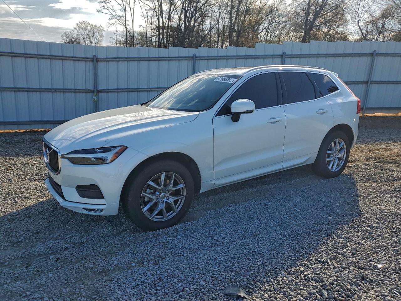 Volvo XC60 T5 Momentum Image 1