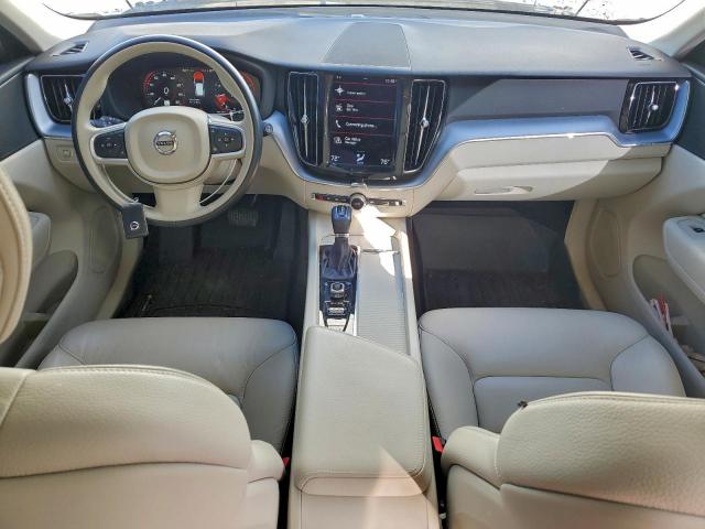 Volvo XC60 T5 Momentum Image 2
