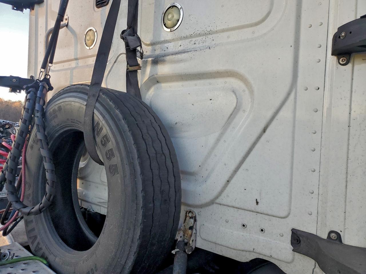 Freightliner Cascadia Image 7