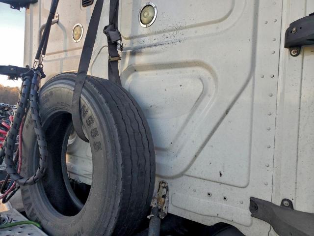 Freightliner Cascadia Image 7