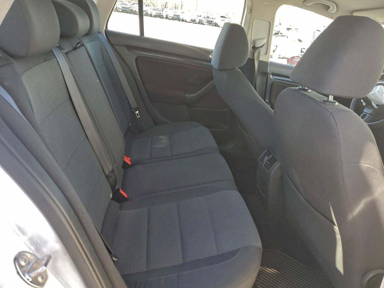 Volkswagen Jetta S Image 12