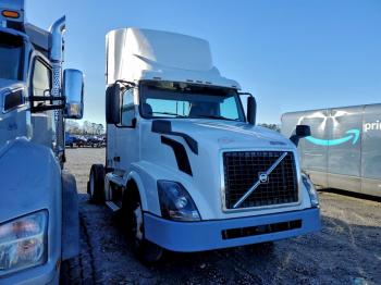  Salvage Volvo Vn