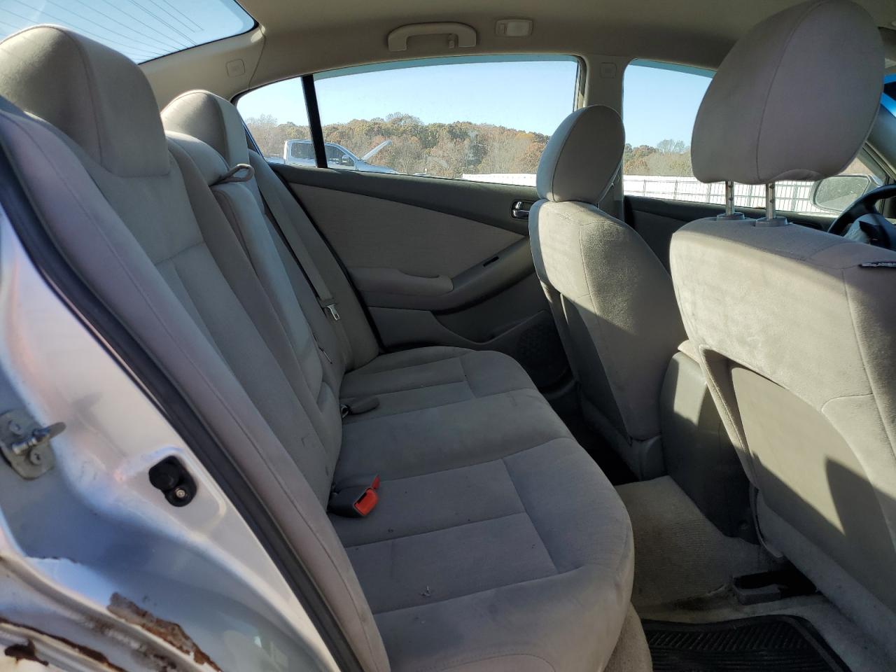 Nissan Altima Base Image 9