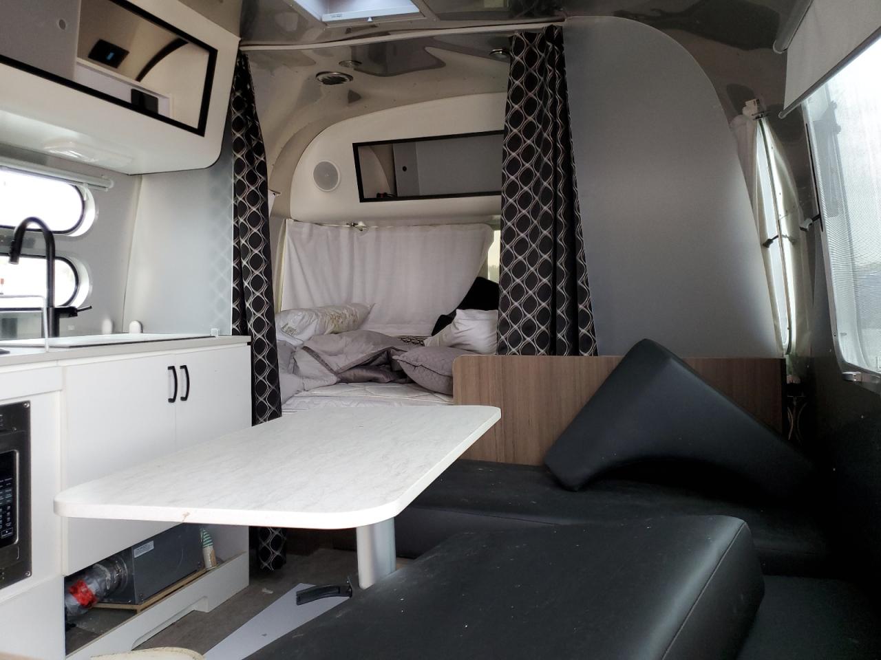 Airstream Caravel Image 6