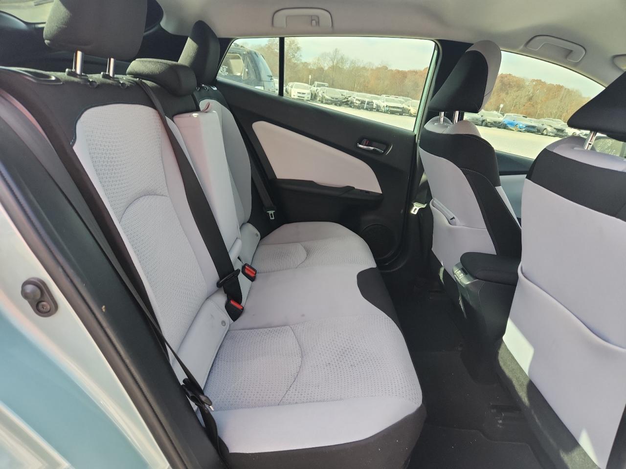 Toyota Prius Image 12