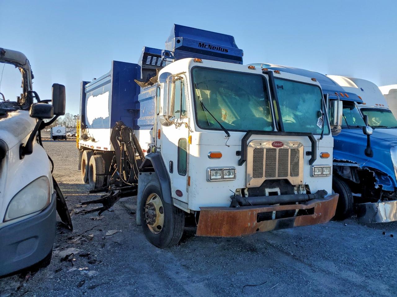 Peterbilt 320 Image 1