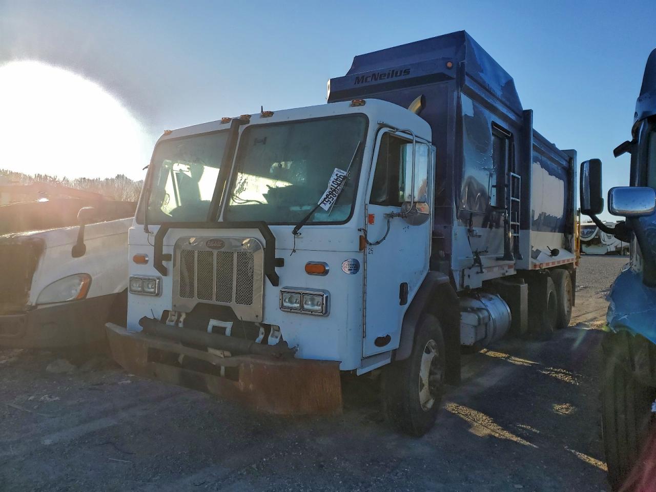 Peterbilt 320 Image 4