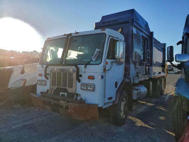 Peterbilt 320 Image 4