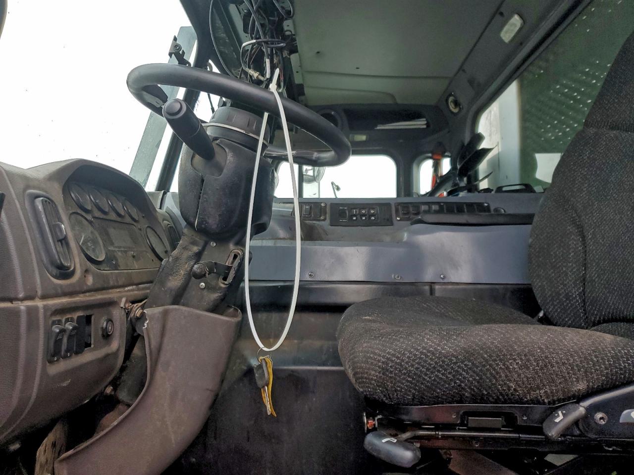 Peterbilt 320 Image 2