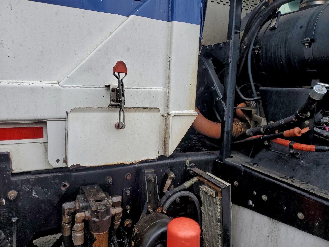 Peterbilt 320 Image 7