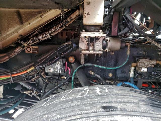 Peterbilt 320 Image 9