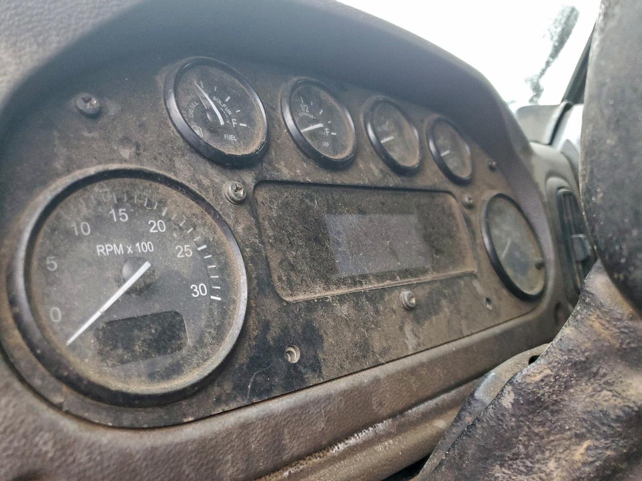 Peterbilt 320 Image 8