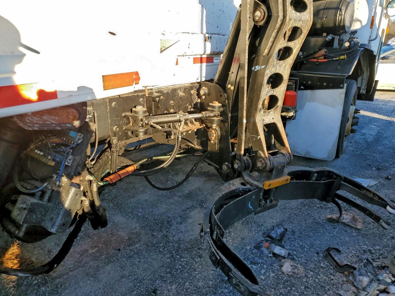 Peterbilt 320 Image 10