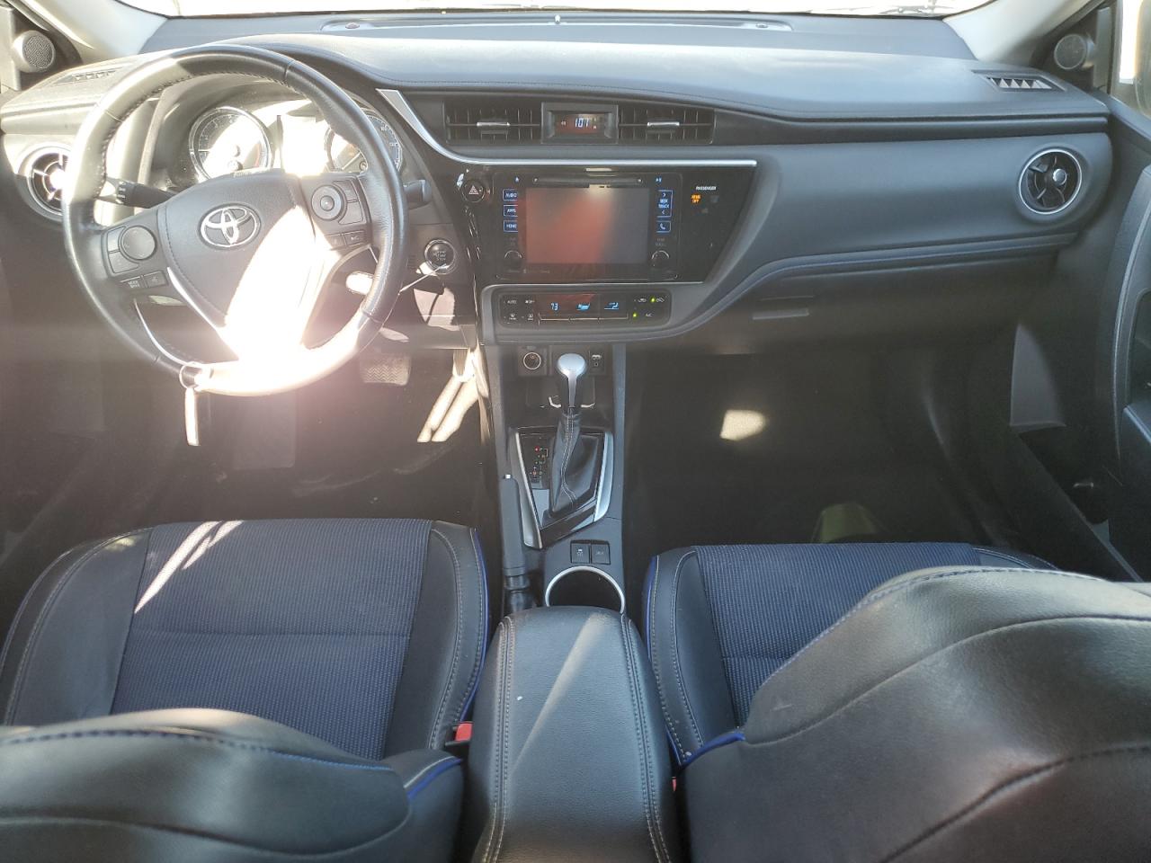 Toyota Corolla L Image 10