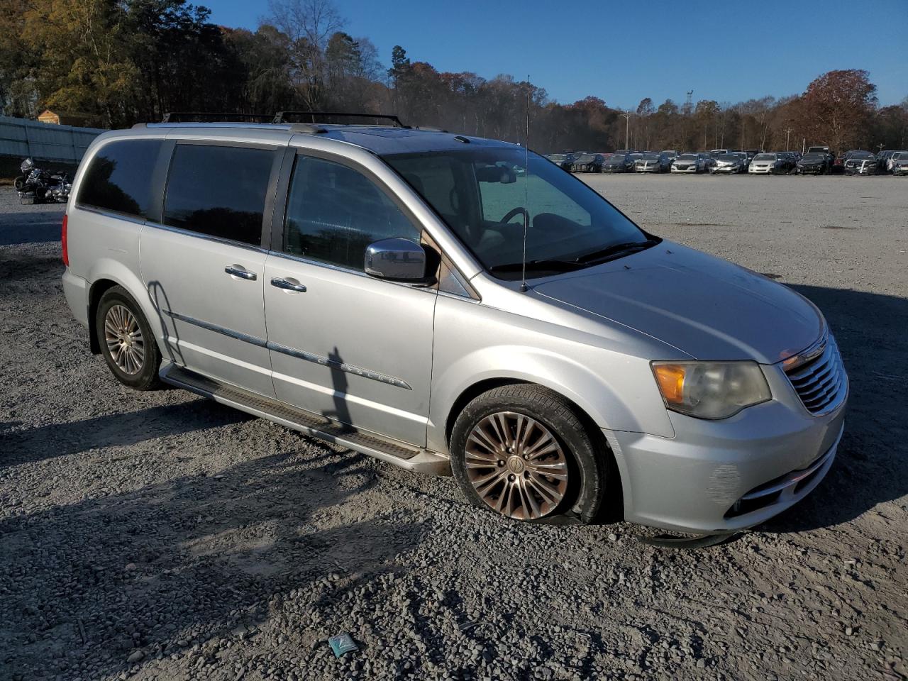 Chrysler Minivan Limited Image 5