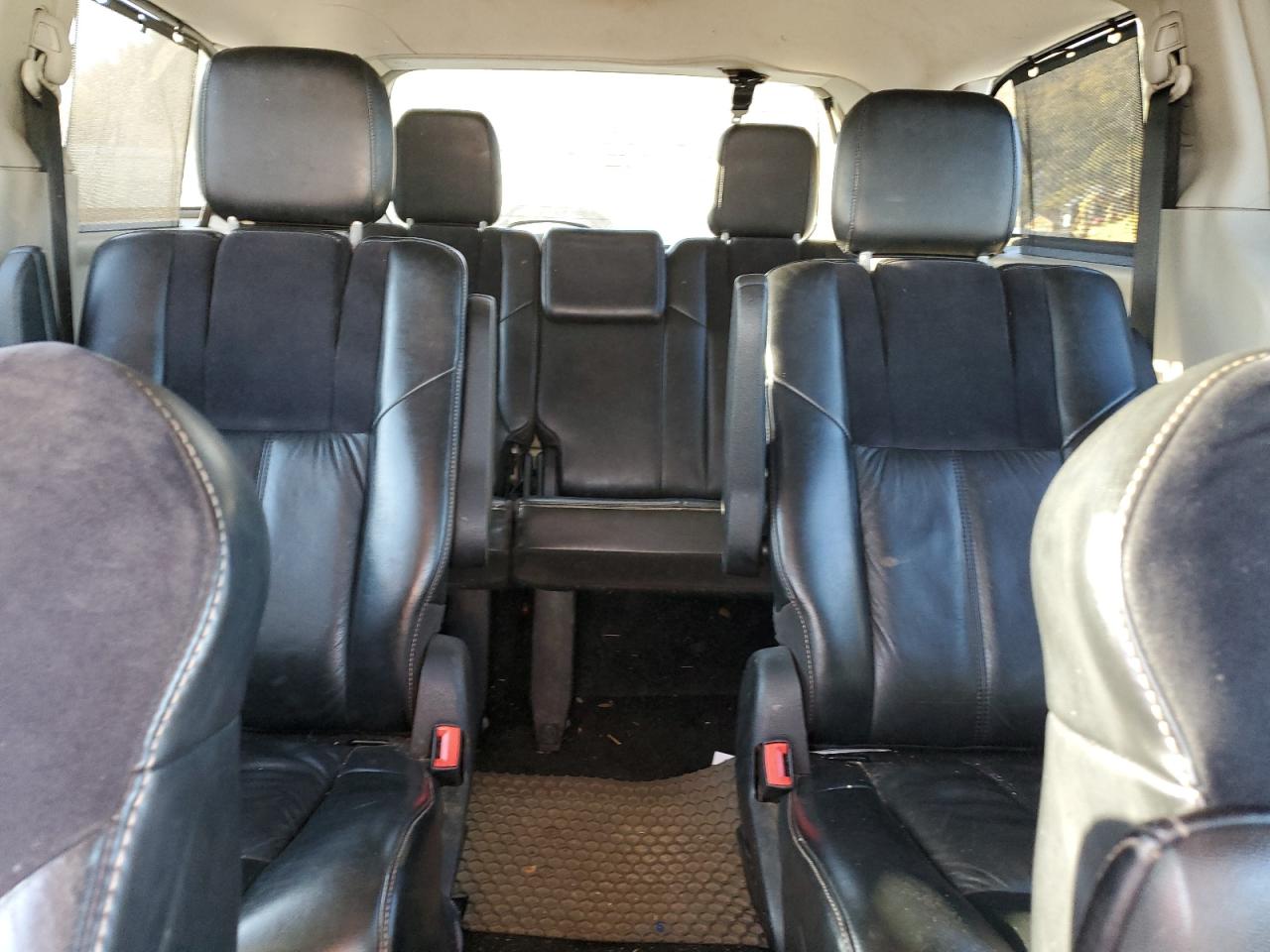 Chrysler Minivan Limited Image 8