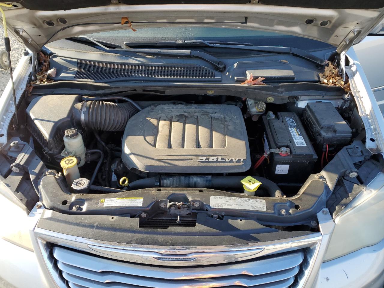 Chrysler Minivan Limited Image 9