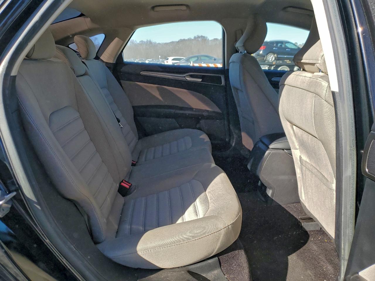 Ford Fusion S Image 5