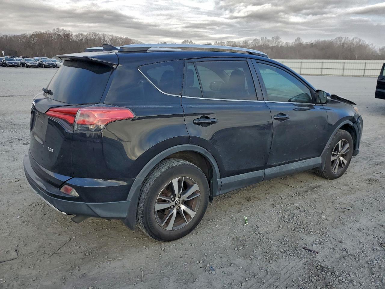 Toyota RAV4 Xle Image 3