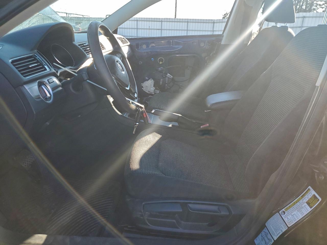 Volkswagen Passat S Image 3