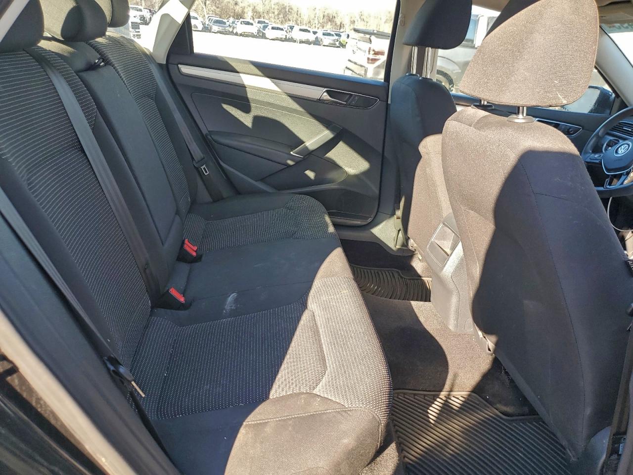 Volkswagen Passat S Image 12