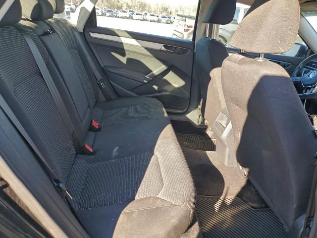 Volkswagen Passat S Image 12