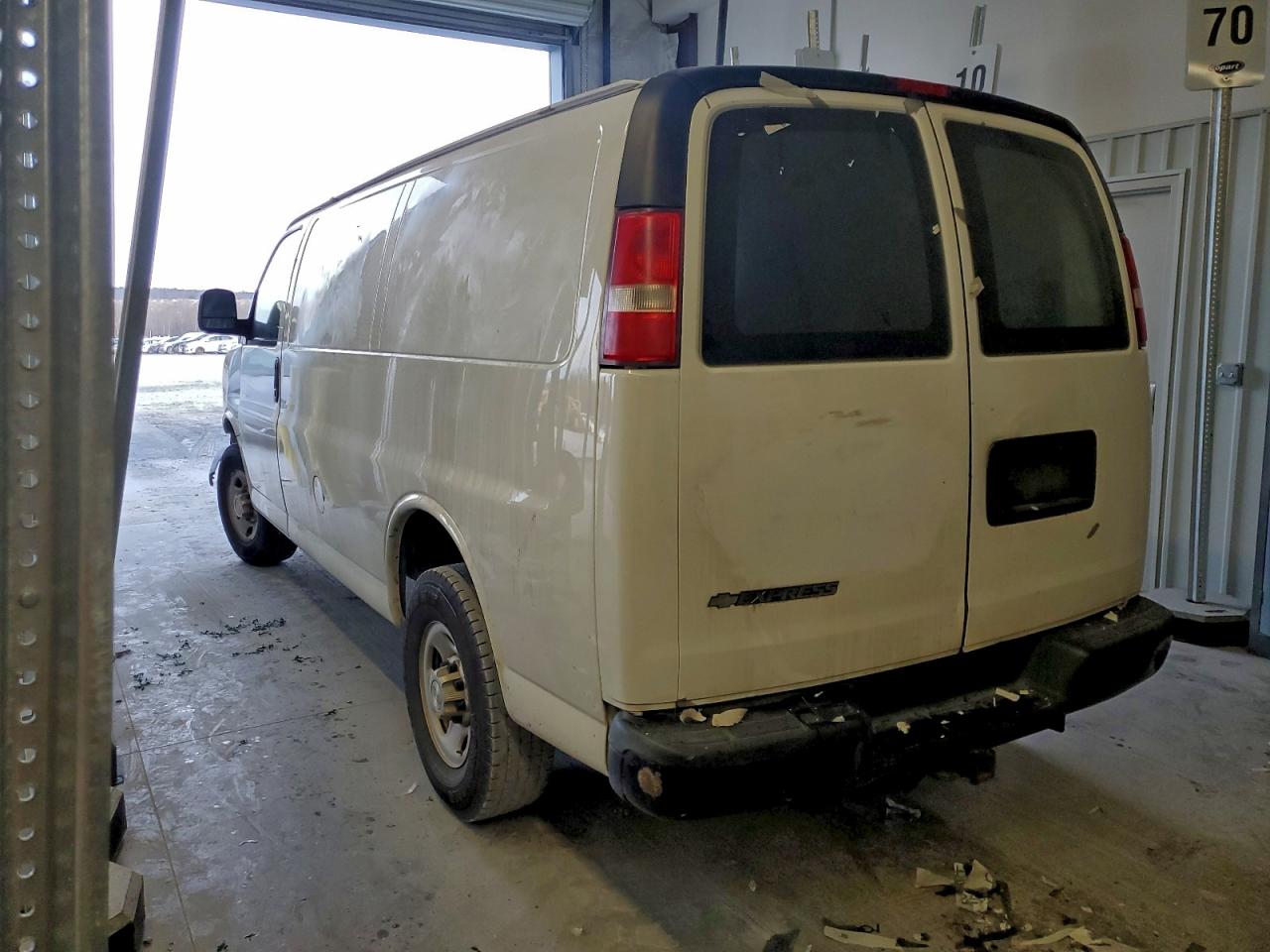 Chevrolet Express Image 6