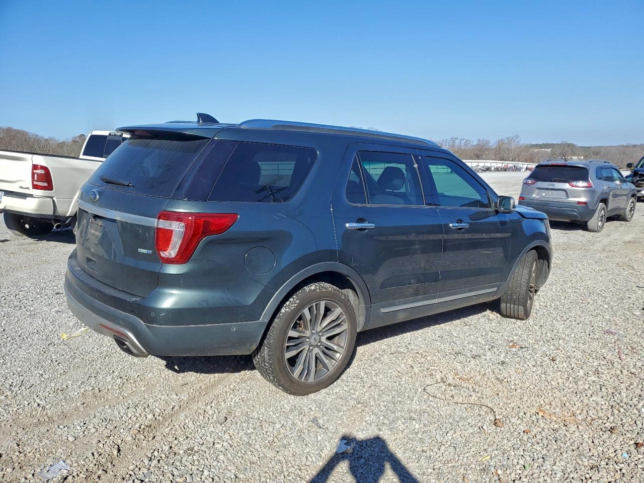 Ford Explorer Platinum Image 12
