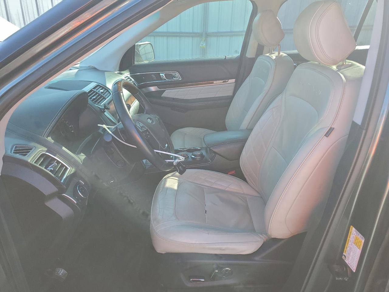 Ford Explorer Platinum Image 13