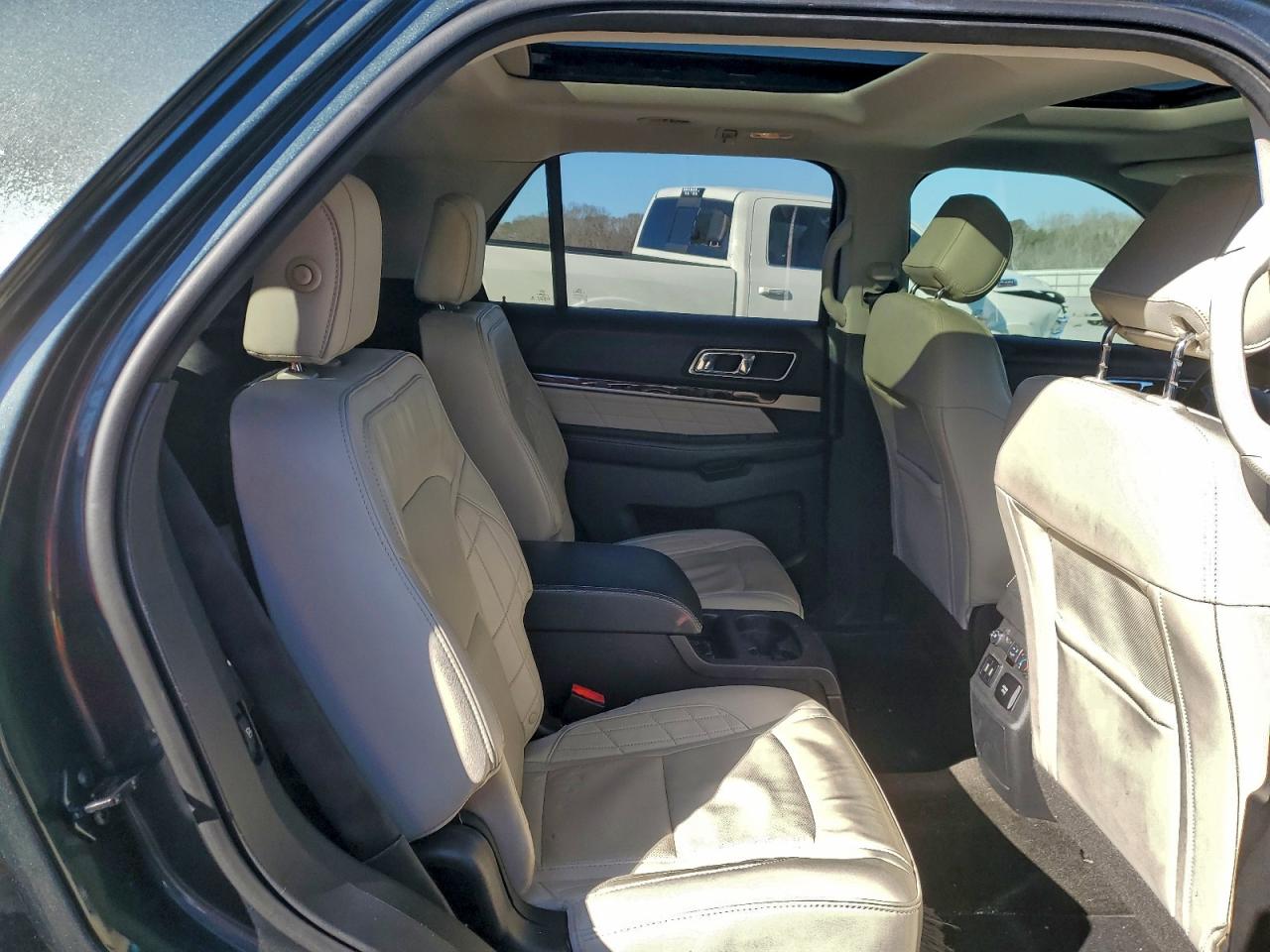 Ford Explorer Platinum Image 10