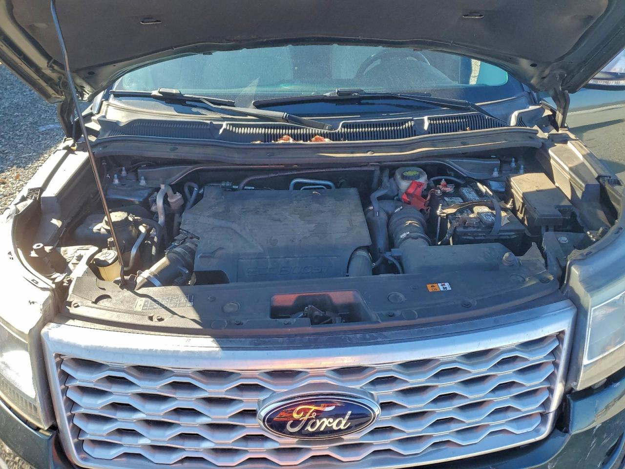 Ford Explorer Platinum Image 9